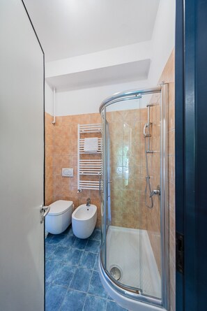 Shower, hair dryer, towels, soap - Splendid Apartment PT/1 sul lago by Wonderful Italy (Sirmione)