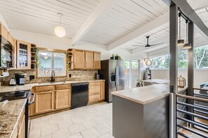 Fridge, microwave, oven, stovetop - Beautiful 3 bed house/hot tub/patio/dog friendly (Arvada)