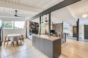 Interior - Beautiful 3 bed house/hot tub/patio/dog friendly (Arvada)