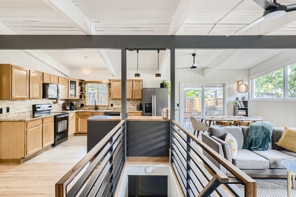 Living area - Beautiful 3 bed house/hot tub/patio/dog friendly (Arvada)