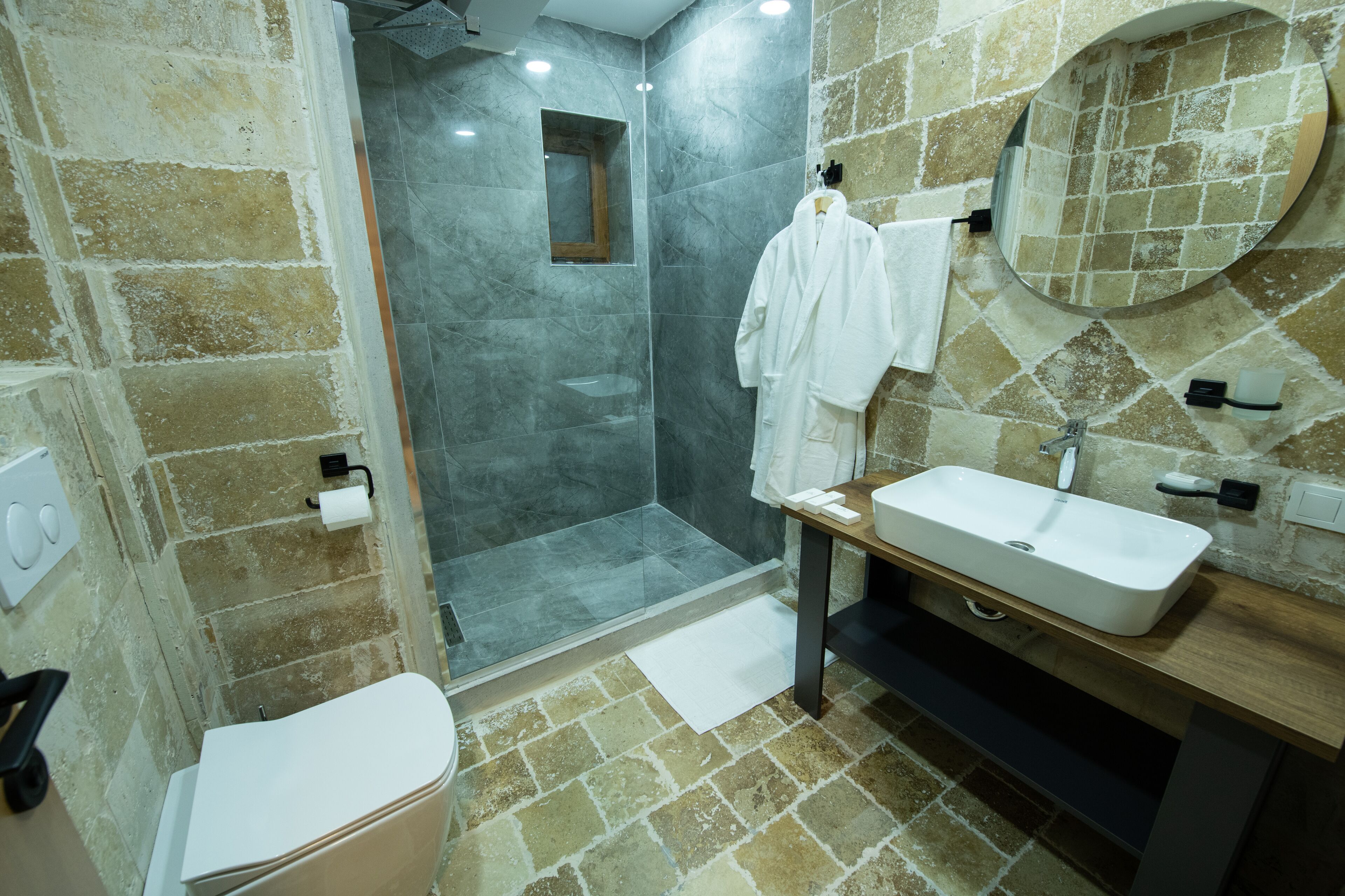 Shower, pancuran hujan, perlengkapan mandi gratis, dan pengering rambut