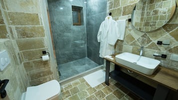 Shower, pancuran hujan, perlengkapan mandi gratis, dan pengering rambut