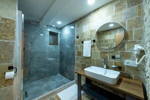 Chambre Standard Double ou avec lits jumeaux, 1 chambre, vue cour intérieure | Salle de bain | Douche, douche à « effet pluie », articles de toilette gratuits
