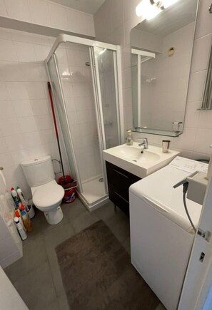 Douche, sèche-cheveux, serviettes fournies, papier toilette
