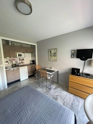 1 chambre, chambres insonorisées, fer et planche à repasser