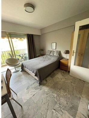 1 chambre, fer et planche à repasser, draps fournis