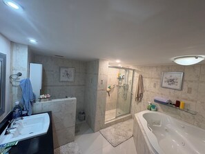 Bathroom - BEAUTIFUL BEACH FRONT CONDO FREE PARKING AND BEACH SERVICE (Hollywood)