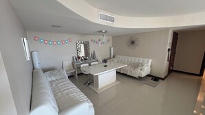 Un salon moderne avec un canapé, une table à manger et une table basse.