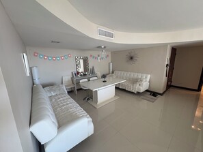 Interior - BEAUTIFUL BEACH FRONT CONDO FREE PARKING AND BEACH SERVICE (Hollywood)