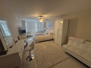 Room - BEAUTIFUL BEACH FRONT CONDO FREE PARKING AND BEACH SERVICE (Hollywood)