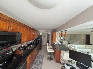 Private kitchen - BEAUTIFUL BEACH FRONT CONDO FREE PARKING AND BEACH SERVICE (Hollywood)