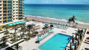 Un hôtel doté d’une piscine, d’un accès à la plage et offrant une vue sur l’océan.