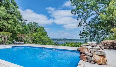 Windsor Estate overlooking the lake