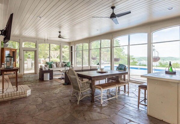 Dining - Windsor Estate overlooking the lake (Guntersville)