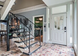 Interior - Windsor Estate overlooking the lake (Guntersville)