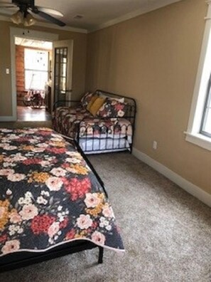 3 bedrooms, iron/ironing board, Internet