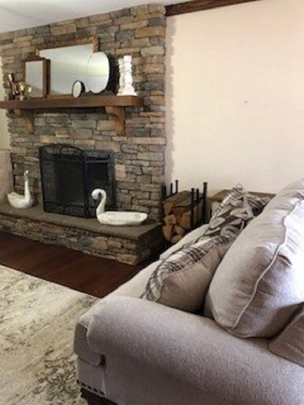 Smart TV, fireplace