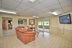 Fernseher, DVD-Player, Bücher