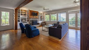 Flachbildfernseher, Kamin, Bücher