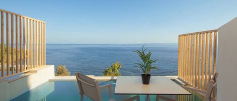 Superior Studio Suite, 1 Queen Bed | Beach/ocean view