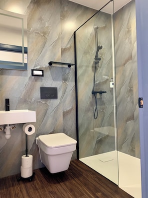 Family Room | Bathroom | Shower, towels - The Pines Guesthouse (Elgin)