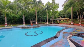 6 outdoor pools
