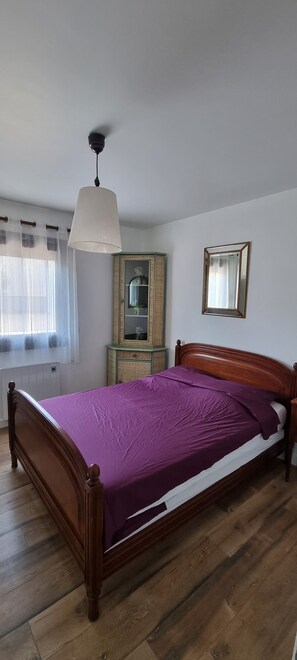 1 chambre, lit parapluie, Wi-Fi gratuit, draps fournis