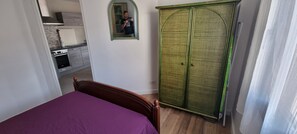 1 bedroom, travel cot, free WiFi, bed sheets - QUIET APARTMENT WITH POOL IN PRIVATE GROUNDS (Montbazin)