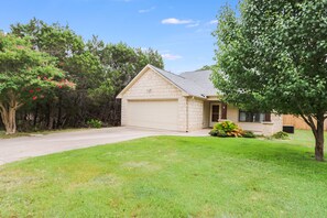 Exterior - Woodacre Cottage I   Minutes to Jacob's Well (Wimberley)
