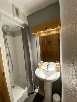 Badewanne, Haartrockner, Handtücher, Seife