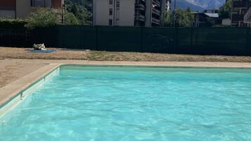 Una piscina al aire libre, una piscina climatizada