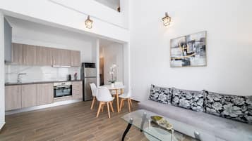 Maisonnette, 2 slaapkamers | Woonruimte | Een 40-inch smart-tv met kabelzenders en televisie