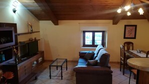 Comfort Studio | Living area | 20-inch flat-screen TV with digital channels, TV - Hotel rural casa la Juana (Almarza)