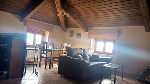 1 chambre, décor unique, ameublement unique, lit de bébé (gratuit)