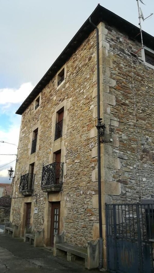 Front of property - Hotel rural casa la Juana (Almarza)