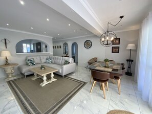 Una televisión, un reproductor de DVD, libros, una videoteca