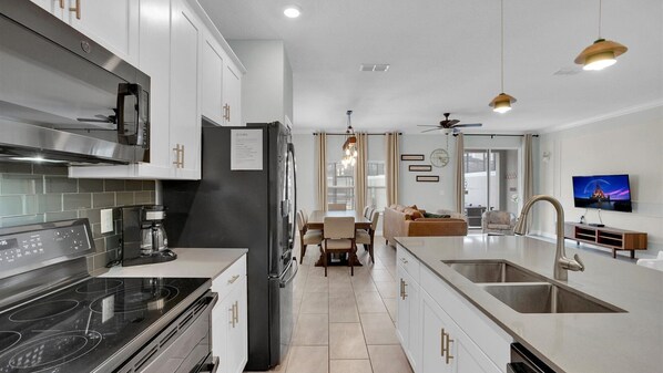 Refrigerador, microondas, horno y parrilla de estufa 