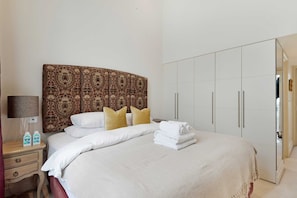 2 bedrooms, desk, iron/ironing board, WiFi - The Artists Hideaway-2 bed Paddington, by Out of Office Lifestyle (Greater London)
