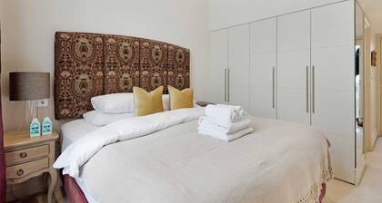 The Artists Hideaway-2 bed Paddington with AC, by Out of Office Lifestyle