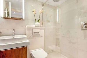 Bathtub, hair dryer, towels - The Artists Hideaway-2 bed Paddington, by Out of Office Lifestyle (Greater London)