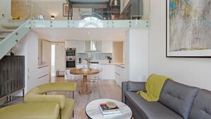 Un interior moderno con comedor, cocina y sala de estar.