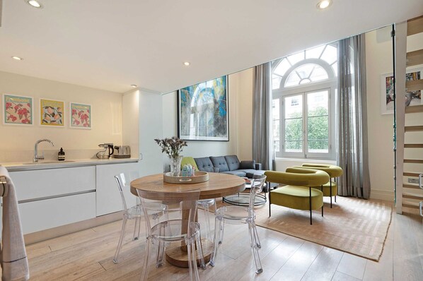 Interior - The Artists Hideaway-2 bed Paddington with AC, by Out of Office Lifestyle (Greater London)