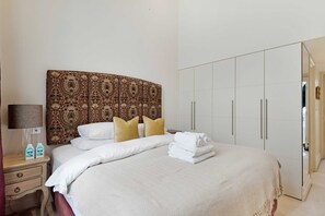 2 bedrooms, desk, iron/ironing board, WiFi - The Artists Hideaway-2 bed Paddington, by Out of Office Lifestyle (Greater London)