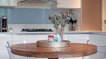 Coffee/tea maker, fridge, microwave, oven