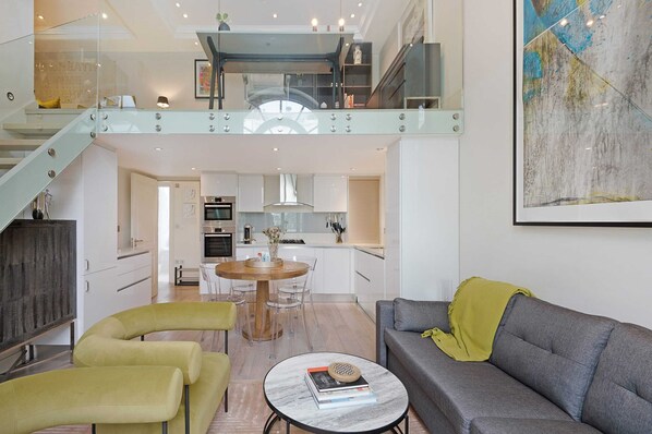 TV, offices - The Artists Hideaway-2 bed Paddington, by Out of Office Lifestyle (Greater London)