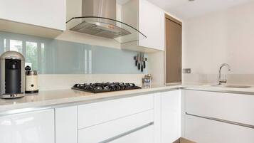 Wasserkocher mit Kaffee-/Teezubehör, Kühlschrank, Mikrowelle, Ofen