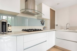 Wasserkocher mit Kaffee-/Teezubehör, Kühlschrank, Mikrowelle, Ofen