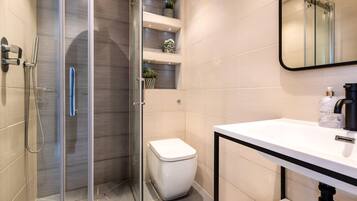 Shower, hair dryer, towels, shampoo