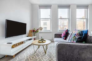 TV, offices - Hampstead High Flyer- By Out of Office Lifestyle (Greater London)