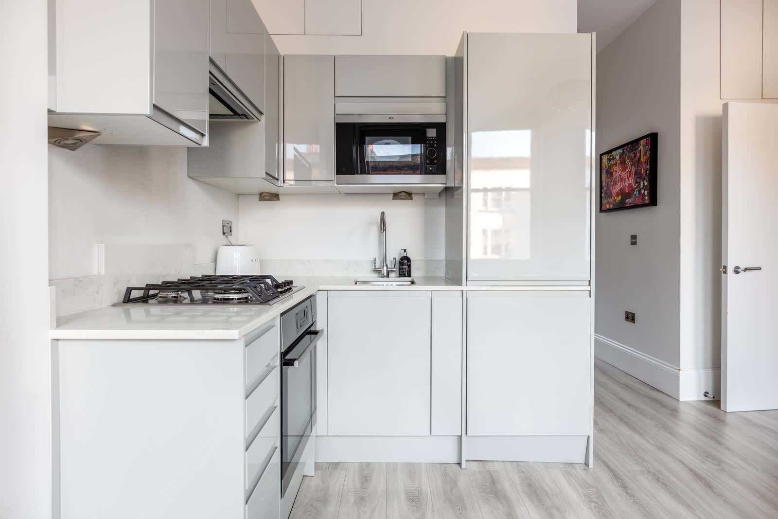 Coffee/tea maker, fridge, oven, stovetop